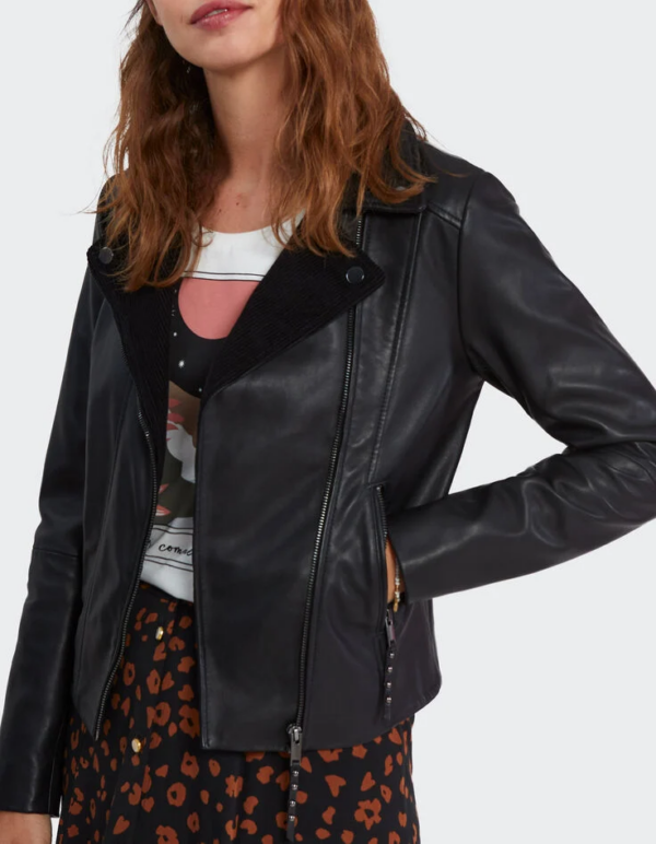 Lederjacke im Biker-Stil